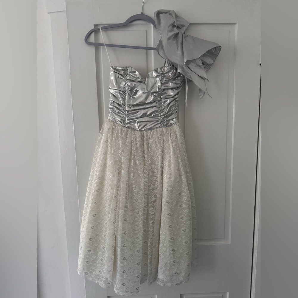 Vintage Gunne Sax Jessica McClintok silver and Cream lace one shoulder dress Bow